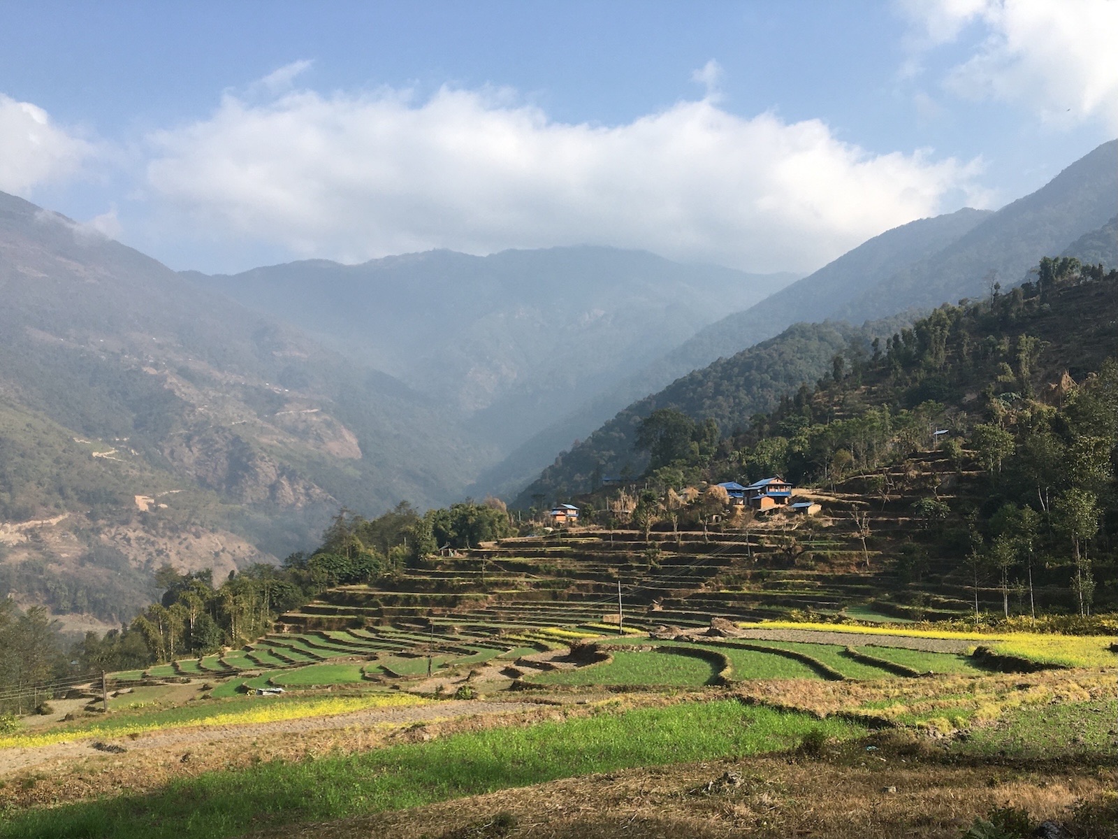 棚田連なるコータン村