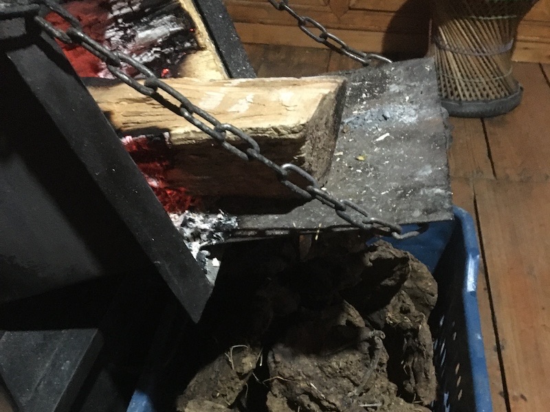 乾燥させたヤクの糞