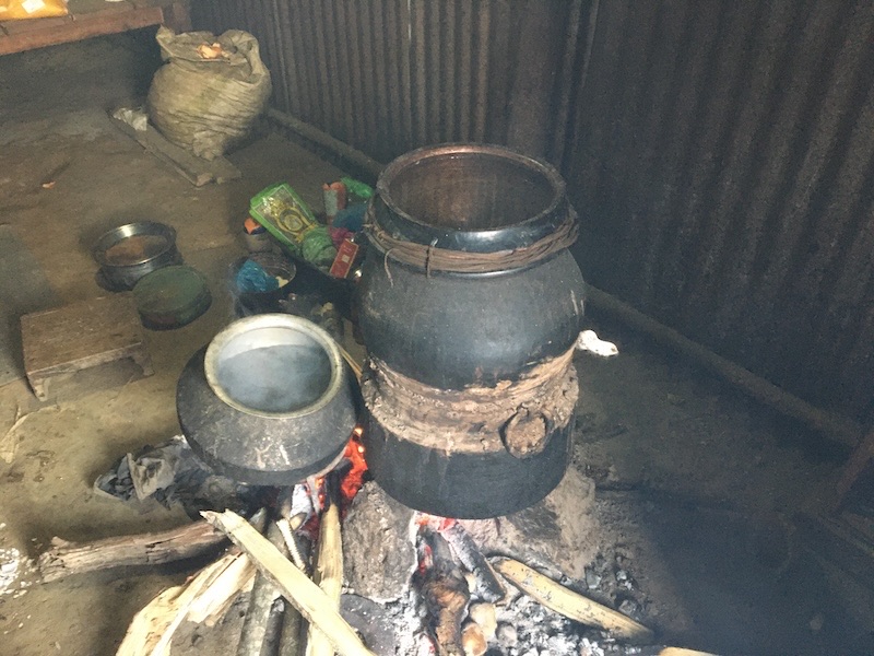 ネパール焼酎醸造 無農薬造りたて原酒はとても甘くて酔っ払います